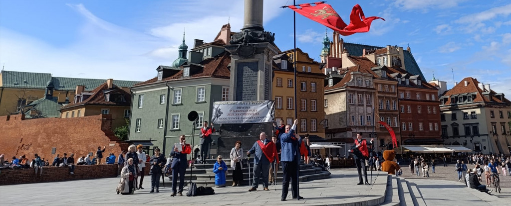 Pod Krzyżem i mieczem. Publiczny R&oacute;żaniec wynagradzający w Warszawie wobec parady &bdquo;dumy&rdquo;