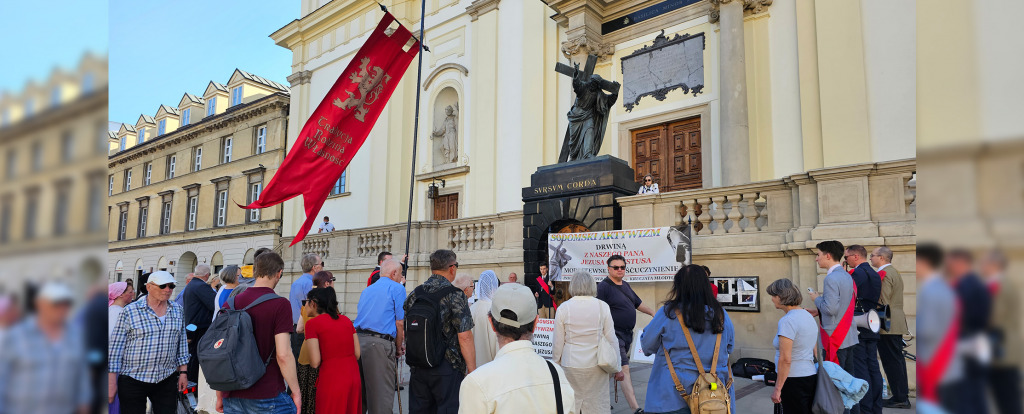 Publiczny r&oacute;żaniec wynagradzający &ndash; modlitwa pod Bazyliką Krzyża Świętego w Warszawie