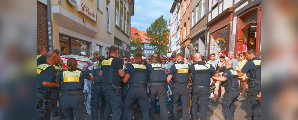 Agresja Antify w Getyndze: R&oacute;żaniec publiczny za życie nienarodzonych poruszył Niemcy