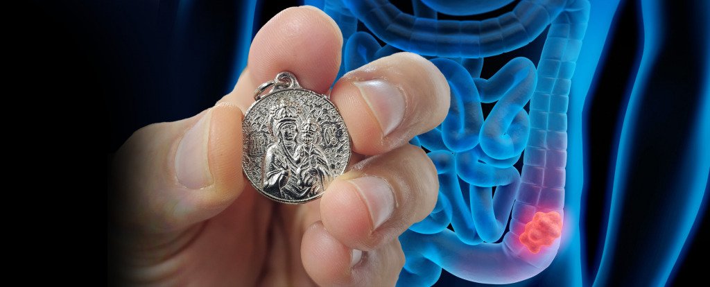 Medalik, kt&oacute;ry pom&oacute;gł w porę &ndash; historia z warszawskiej pracowni