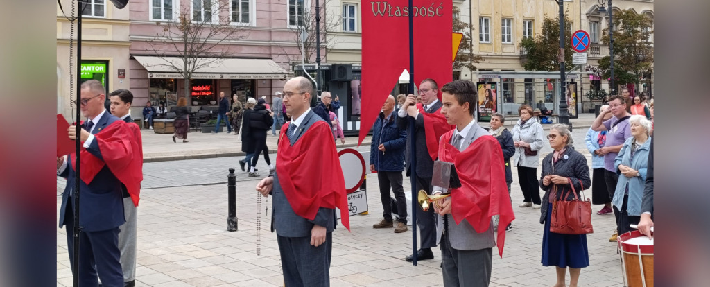 &bdquo;Kontynuujcie odmawianie R&oacute;żańca&rdquo;. Publiczna modlitwa pod figurą Matki Bożej Passawskiej