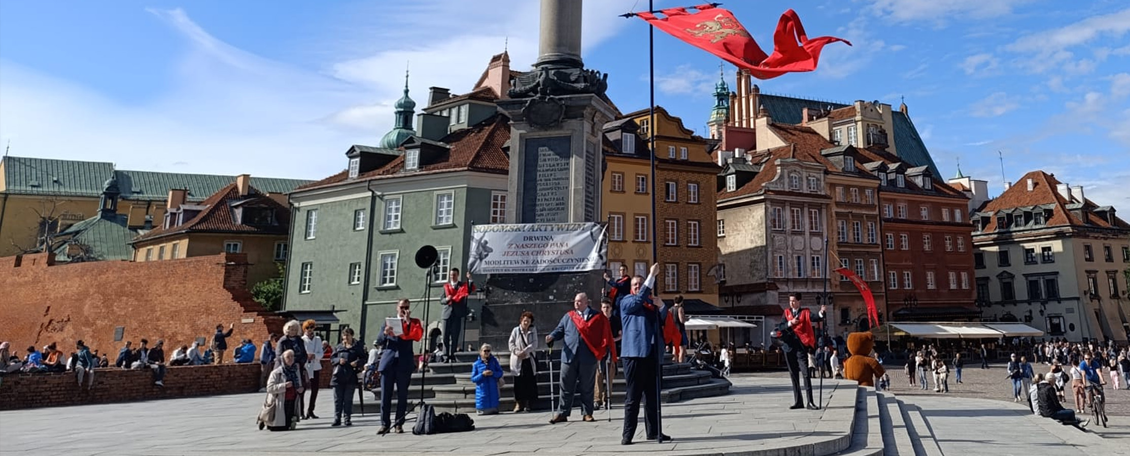 Pod Krzyżem i mieczem. Publiczny R&oacute;żaniec wynagradzający w Warszawie wobec parady &bdquo;dumy&rdquo;