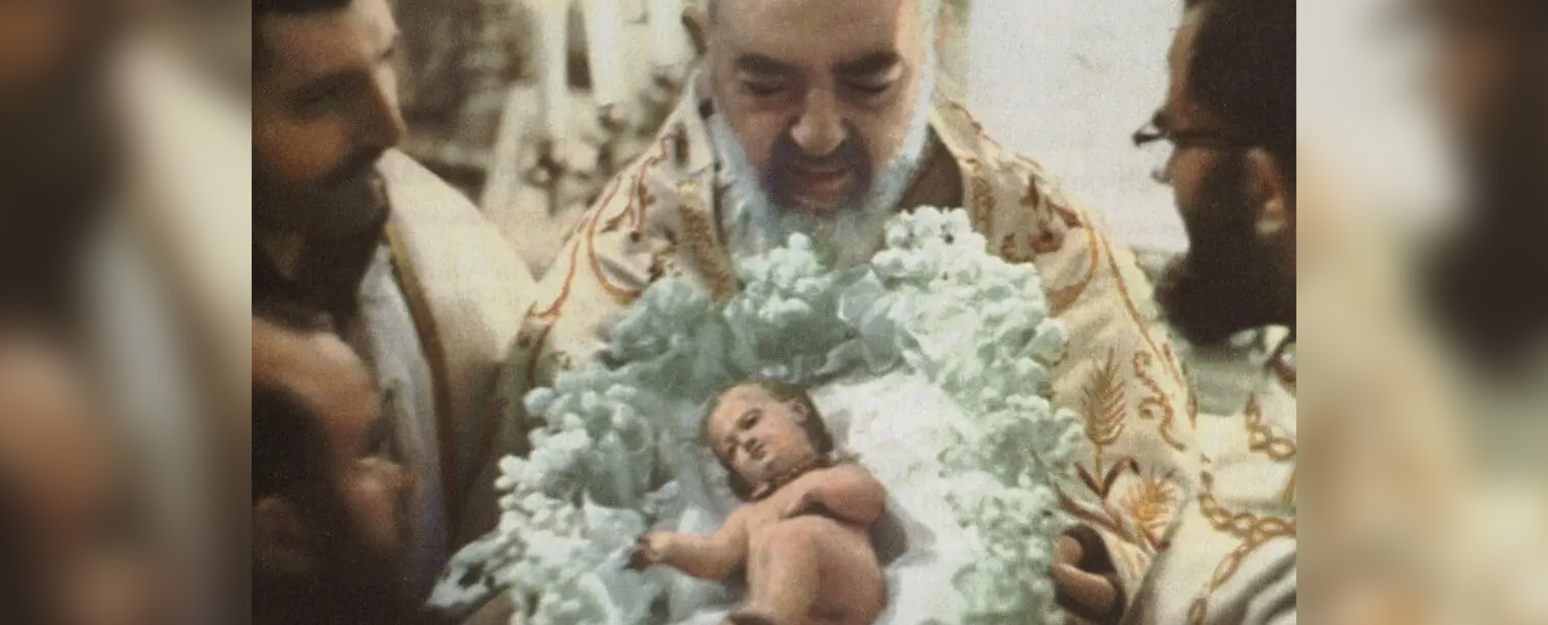 Święty Ojciec Pio chce życzyć Ci błogosławionego oczekiwania na Święta Bożego Narodzenia