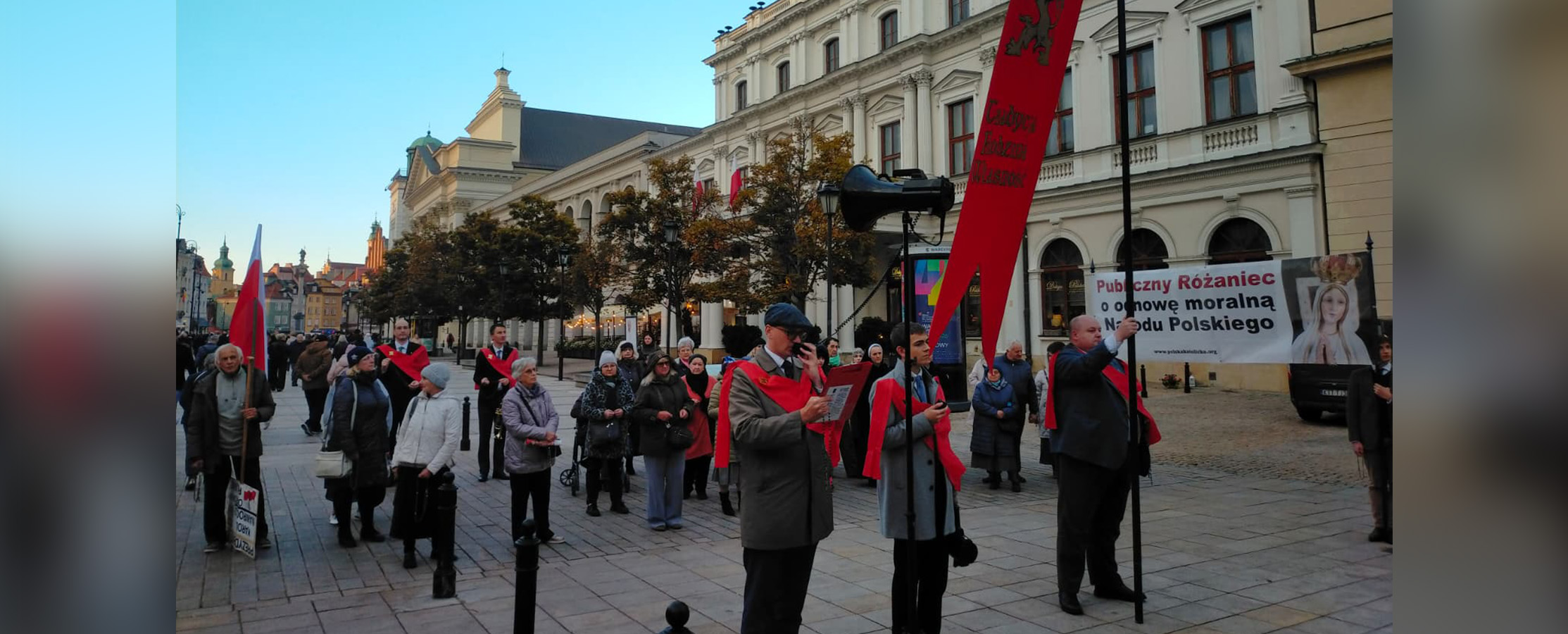 R&oacute;żaniec na ulicach Warszawy. Modlitwa o moralną odnowę Polski