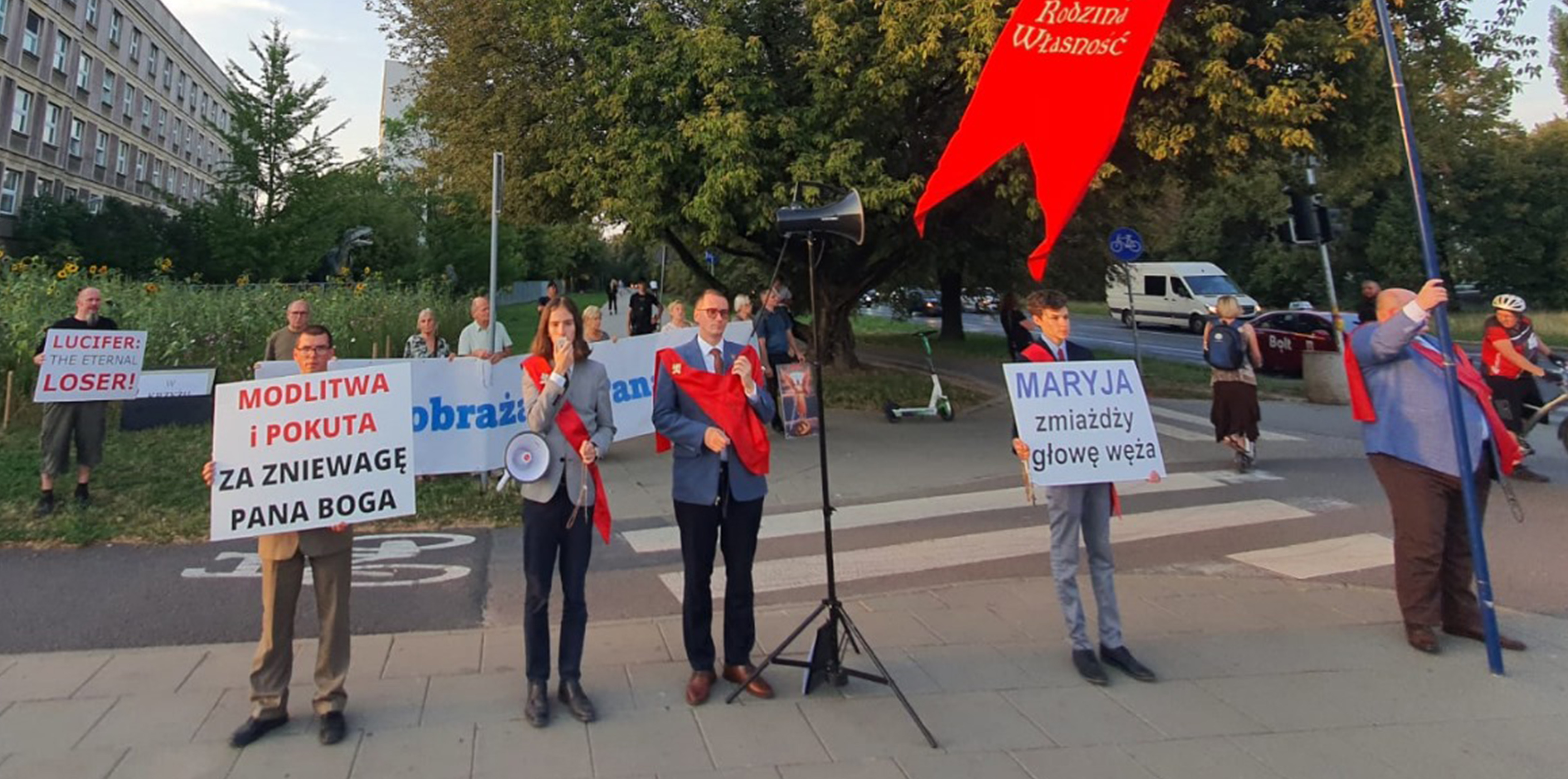 Publiczny r&oacute;żaniec przeciwko bluźnierczemu spędowi