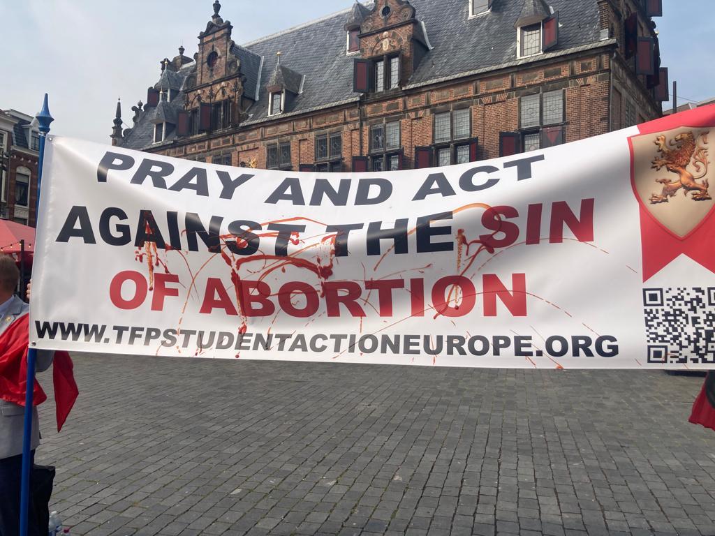 Kampania uliczna w Holandii: &bdquo;Zwolenniczka aborcji oblała nas keczupem&rdquo;.